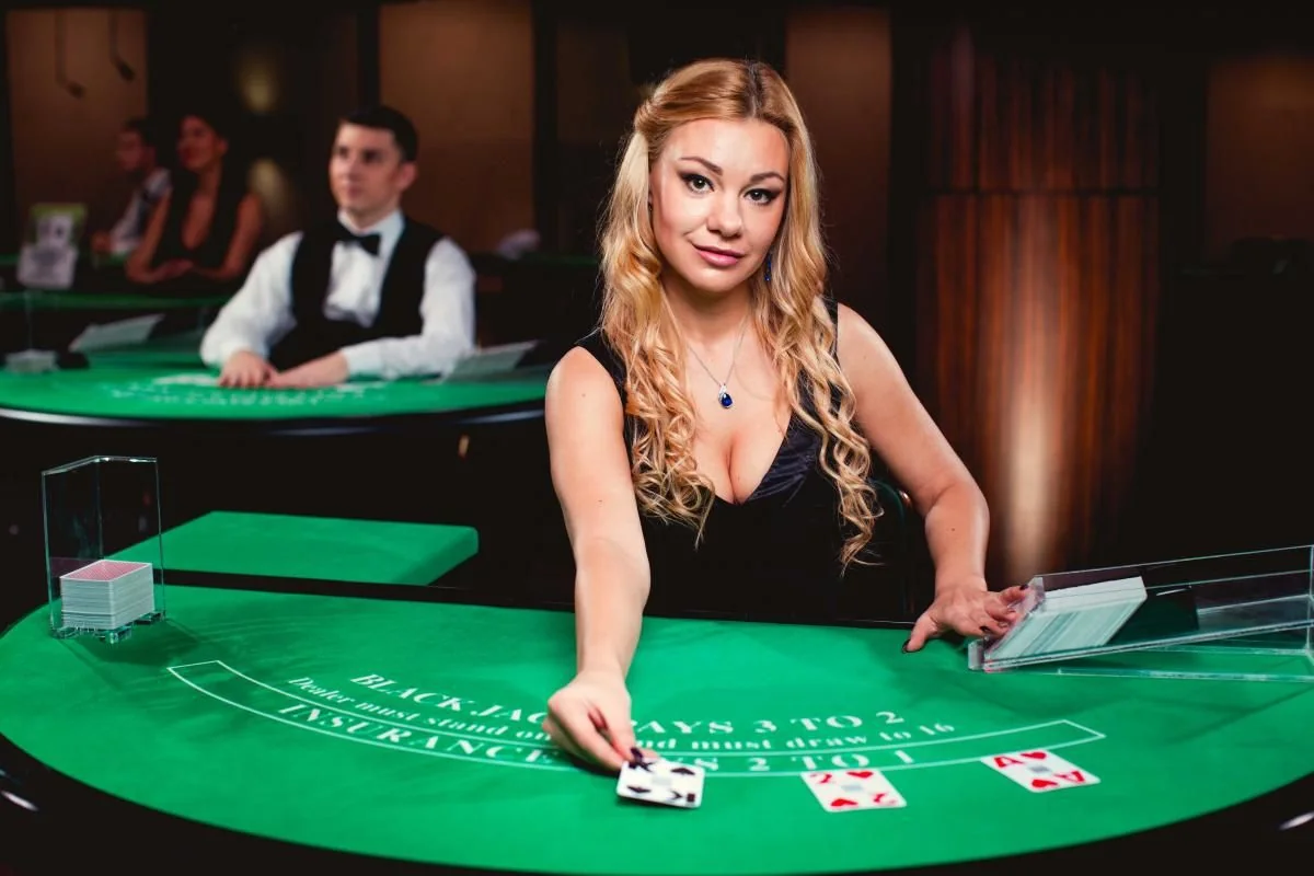 Suasana meja kasino live dengan dealer di LUSA777